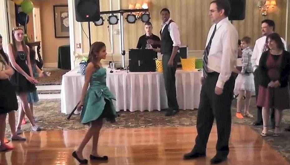'GGenert’ dansefar overrasker ALLE på dansegulvet - se videon her
