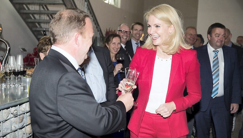 Lars Løkke Rasmussen og Helle Thorning-Schmidt til førstnævntes 50 års fødselsdag. Thorning-Schmidt har endnu ikke trykket på valg-knappen - det var DR, der begik en fejl.