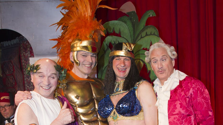 Ørkenens Sønner parodierer bl.a. Cæsar, Kleopatra og Casanova i deres nye show
