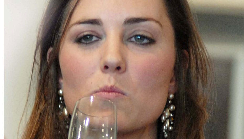 Kate Middleton er som skabt til livet i det engelske kongehus. Alligevel er hun nu kommet i lære som husmor