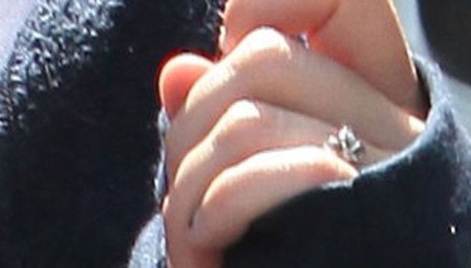 Dette kunne meget vel være Britneys blomsterformede diamantring, som kæresten har været på knæ for at overrække hende