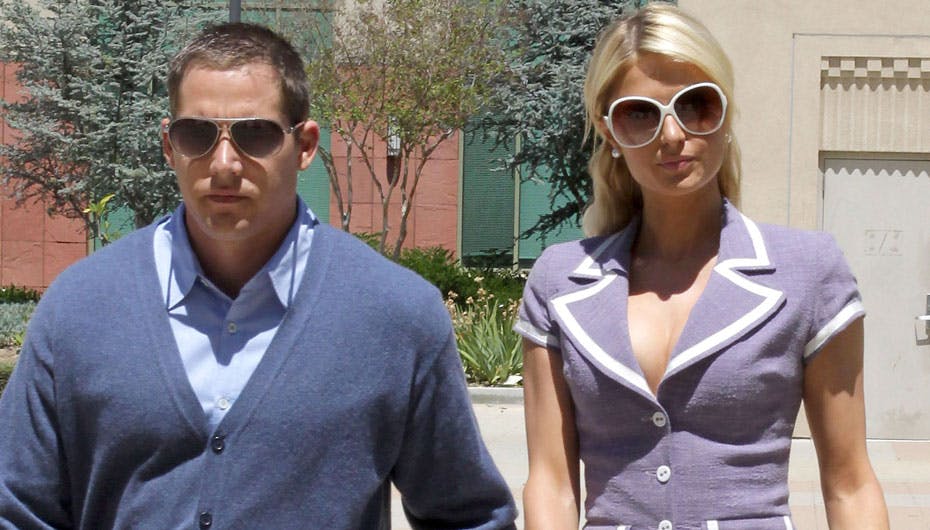 Paris Hilton og kæresten Cy Waits på vej til retsbygningen, lige inden overfaldet