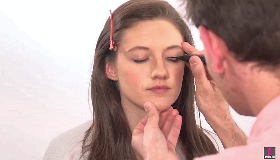 Se den sjove video, hvor mænd lægger makeup, her