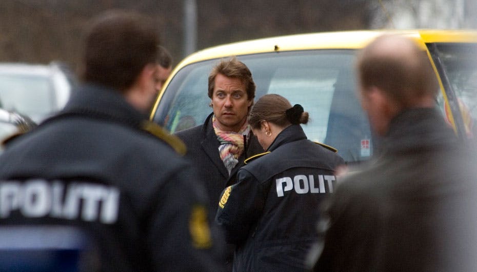 Alexander Kølpin snakker med politiet ved et uheld i 2006. Her kørte han også stærkt og mistede herredømmet over bilen