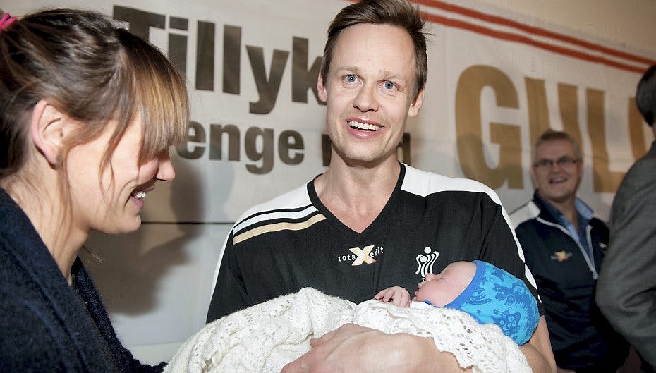 Her er Kasper Søndergaard med sønnen Adam, da han for to år siden, vendte hjem fra EM