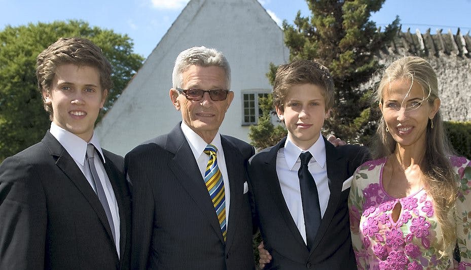 Nicolai Peter og Alexander flytter ind i en bolig, som de fleste andre unge vil misunde dem. Her ses de med forældrene, Peter og Henriette Zobel.