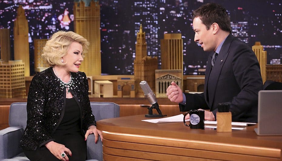 Joan Rivers chokerede Jimmy Fallon under et talkshow. Han spurgte, hvad det værste ved at blive gammel var. Rivers svarede, "at min skede er så tør".