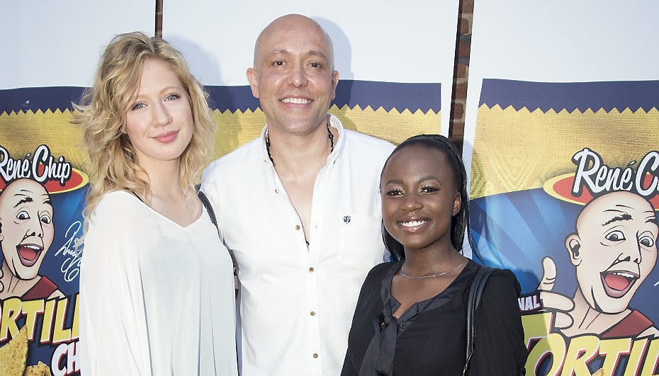 René Dif sammen med to af pigerne fra pigebandet