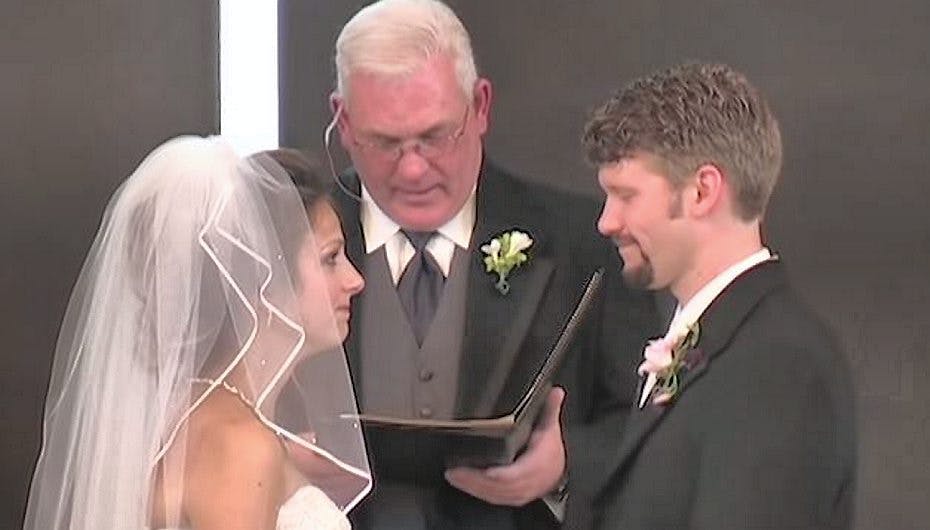 Det starter som et almindeligt bryllup, men så… Se videoen I bunden af artiken