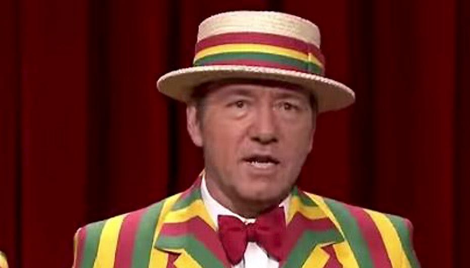 I videoen herunder kan du høre hvor godt Kevin Spacey synger