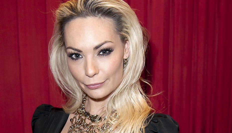 Mascha Vang har droppet de blonde lokker