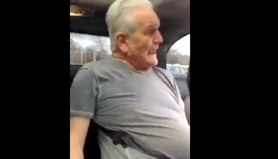 Manden her er ufrivillig komisk i sin fastspændte situation