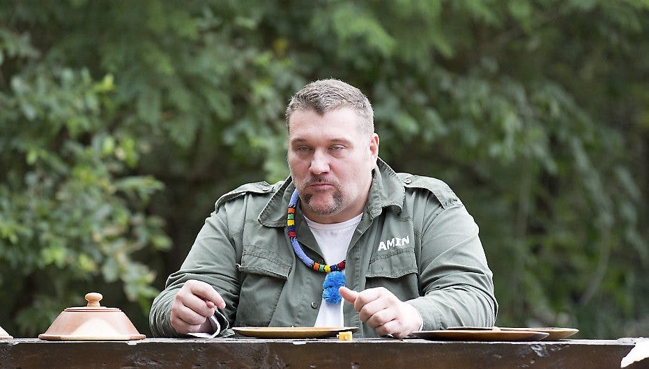 Amin Jensen havde svært ved at finde en grimasse, der kunne passe, da han skulle fortærre fem levende regnorme.