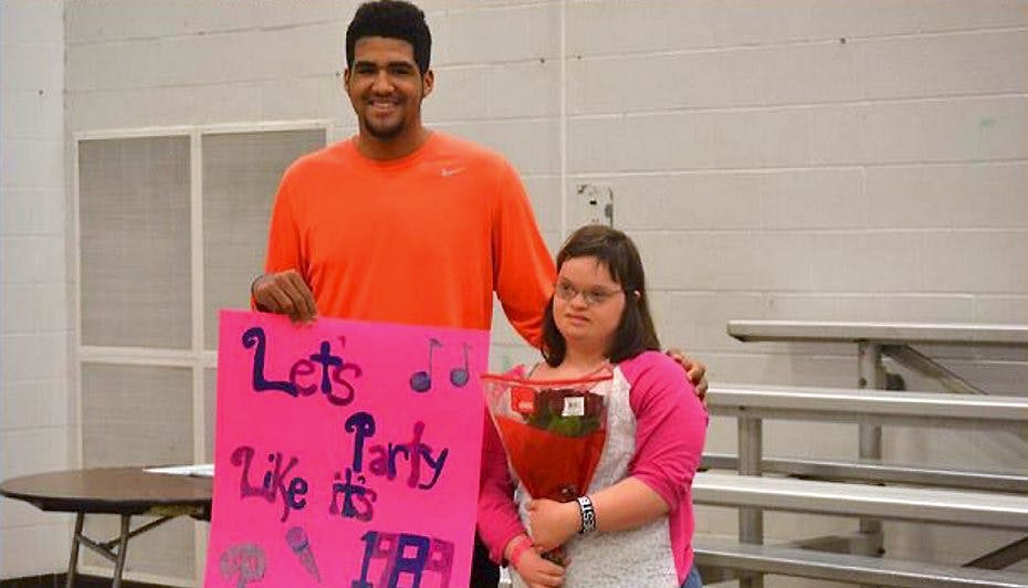 Trey inviterede Ellie med til fest, og hun var lykkelig.