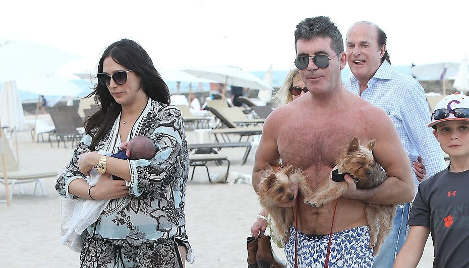 Otte dage gamle Eric var med Simon Cowell og Lauren Silvermann med på stranden lørdag.