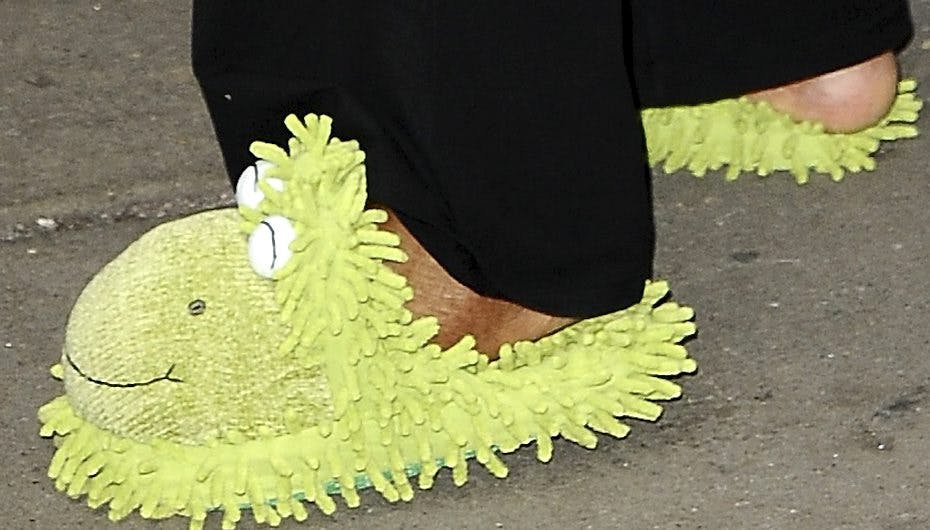 Kan du gætte, hvem der hopper i sådan et par hjemmesko, når hun går på shopping?