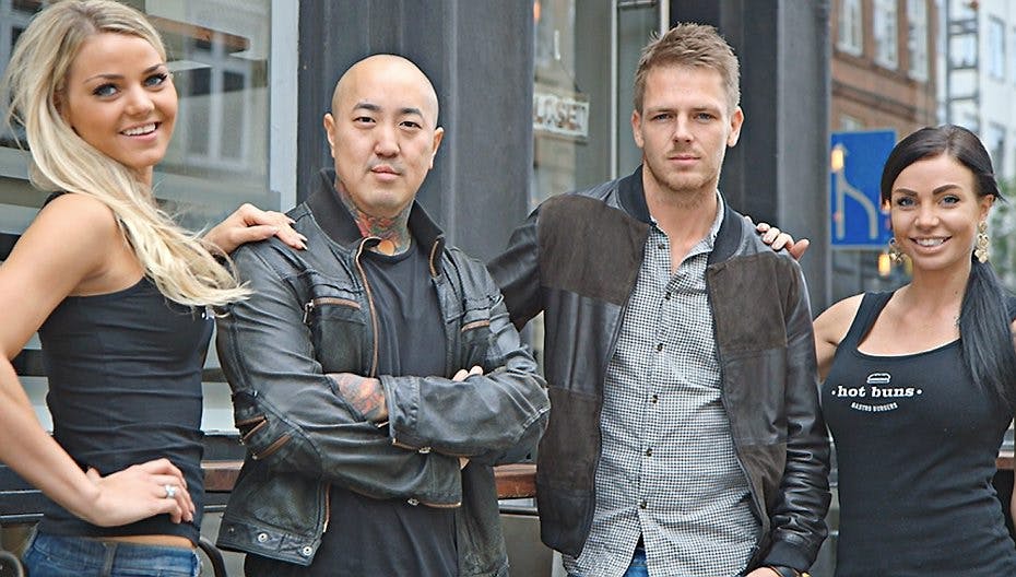 Værtsparret med et par af de sprøde babes fra Hot Buns - tjek den sjove video.