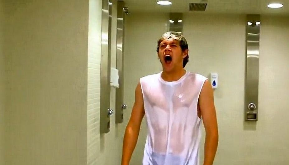 Niall Horan mistede stemmen, efter han havde kastet en spand iskold vand over sig