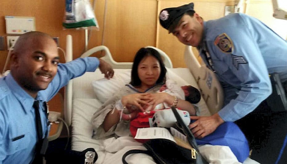 Dagen efter besøgte de to betjente den nybagte mor.