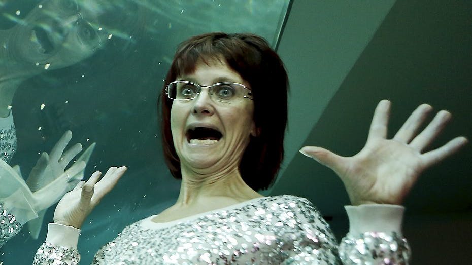 Sussi mistede luften under, da hun dykkede ned til 50 hajer