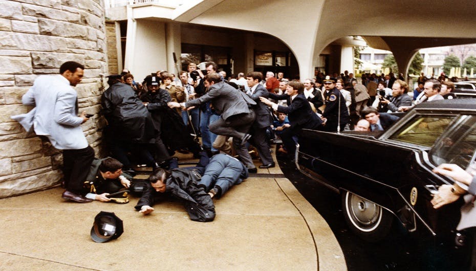 Der udbrød vild panik da John Hinckley forsøgte at dræbe daværende præsident Ronald Reagan den 30. marts 1981