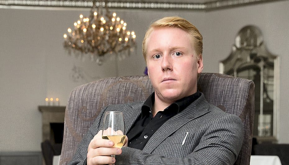 Mads Dinesen bor pt. i en ni kvadratmeter stor celle, men det afholder ham ikke fra at indrette sig med ekstravagante møbler. Foto: Peter Grosen