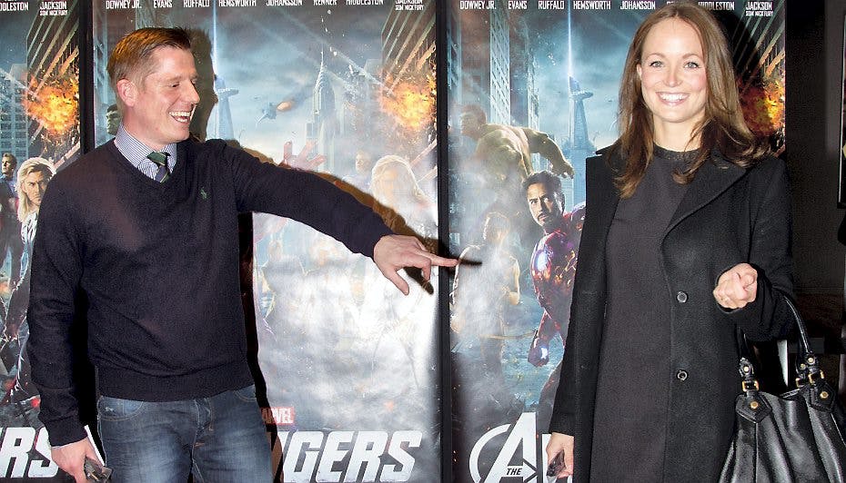 Robert Hansen peger stolt på sin kæreste Pernille Fredskild Thøgersens gravide mave ved premieren på actionfilmen "Avengers"