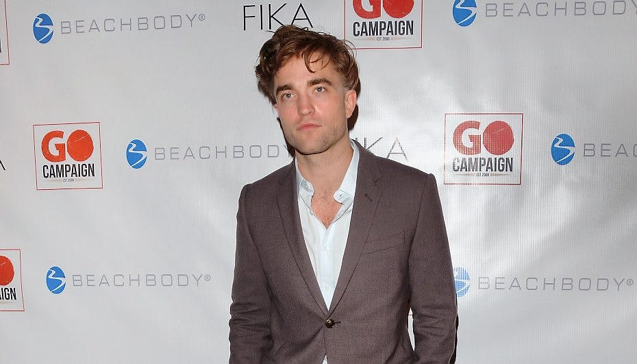 Forfra så Robert Pattinson helt ud som han plejer.
