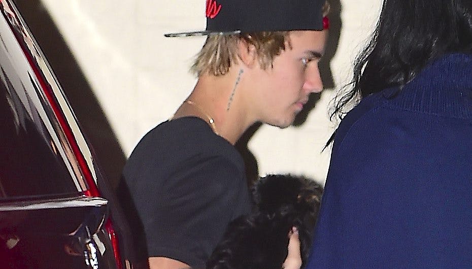 Bieber med Esther på armen i Beverly Hills.