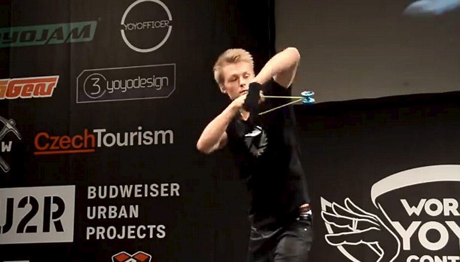 Se videoen, hvor verdensmesteren i yo-yo rykker for vildt