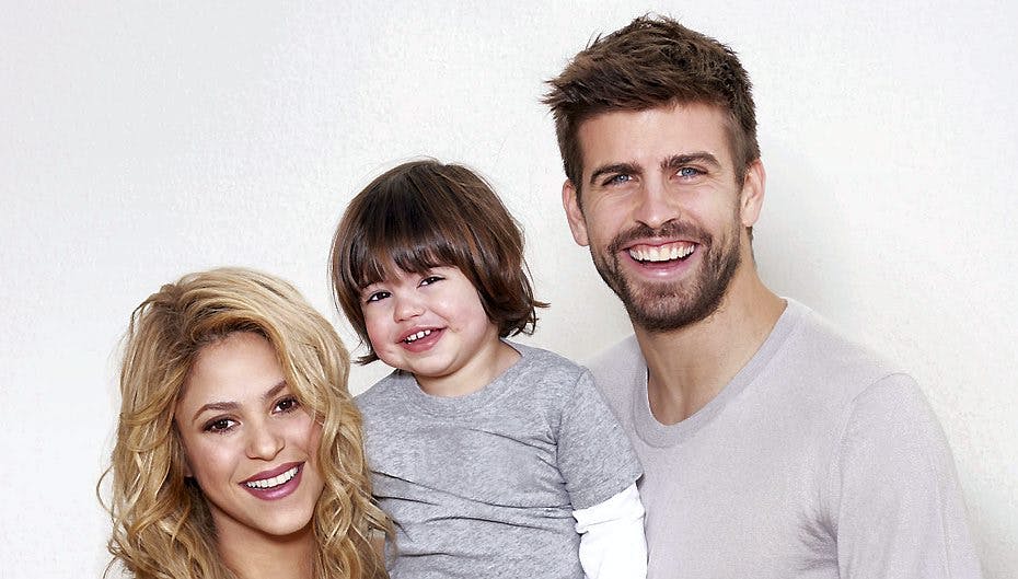 Shakira sammen med sønnen Milan og kæresten Gerard Pique. De blev forældre til endnu en lille dreng torsdag.