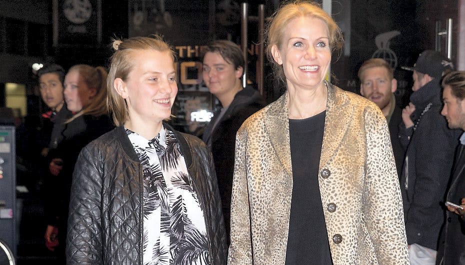 Helle Thorning hyggede sig med sin datter til filmpremiere, mens bilen holdt ulovligt parkeret