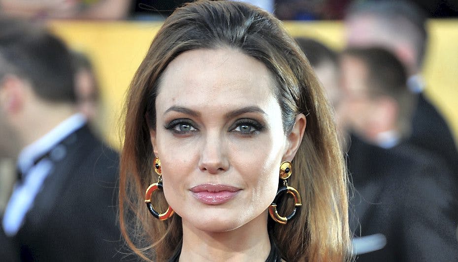 Angelina Jolie fortæller, at hun kastede op over en af sine egne film, da hun så den