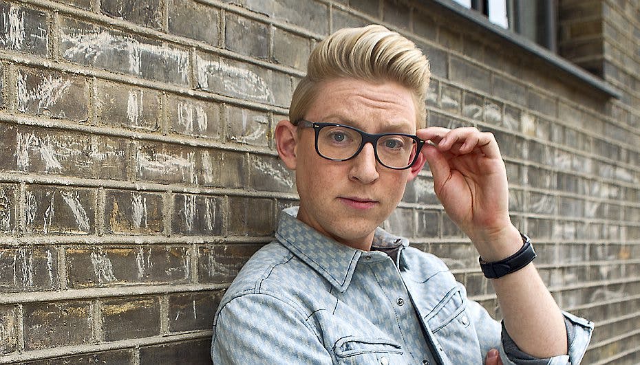 Håret tilbagestrøget og en moderigtig brille. Emil Thorup er ikke uden stil