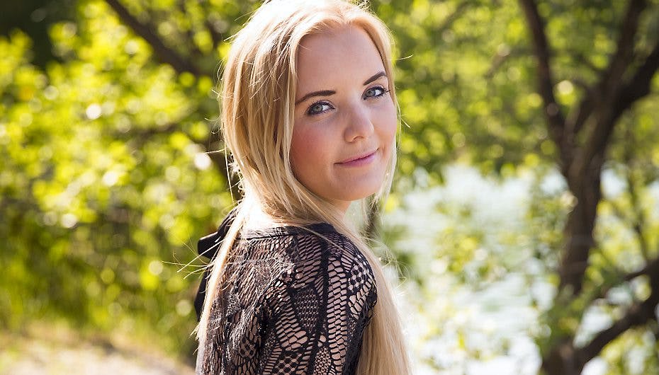 Du kan komme med, når frække Nicole Brøggler smider tøjet foran fotografen.