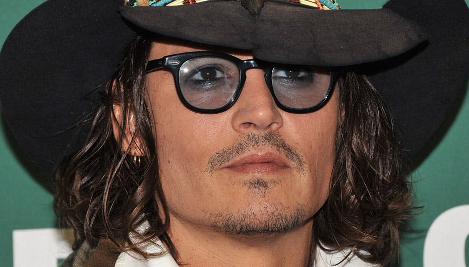 Mon ikke Johnny Depp spærrede øjnene op, da han kunne læse på Facebook, at han døde i mandags i en bilulykke?