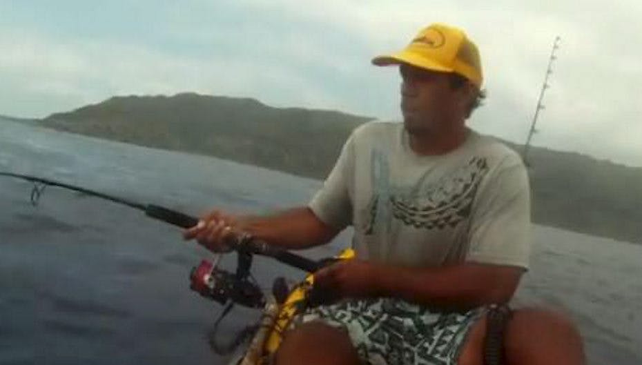 Isaac Brumaghim fra Hawaii fik noget af en oplevelse, da han ville hale sin fangst, en stor tunfisk, i land