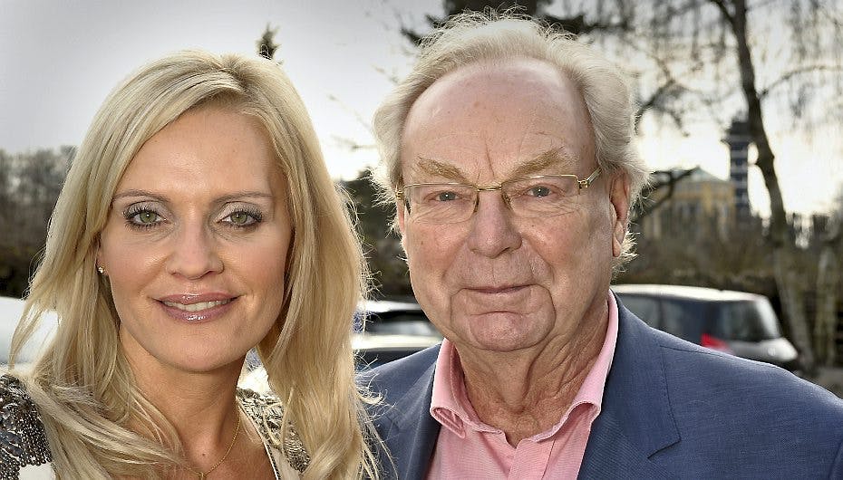 Axel Juhl-Jørgensen er kendt som en damernes ven. Her hygger han med den tidligere Oddset-babe, Janni Christensen.