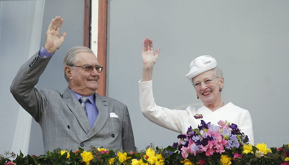 Prins Henrik og dronning Margrethe vinker til de fremmødte fra balkonen på rådhuset i Aarhus.