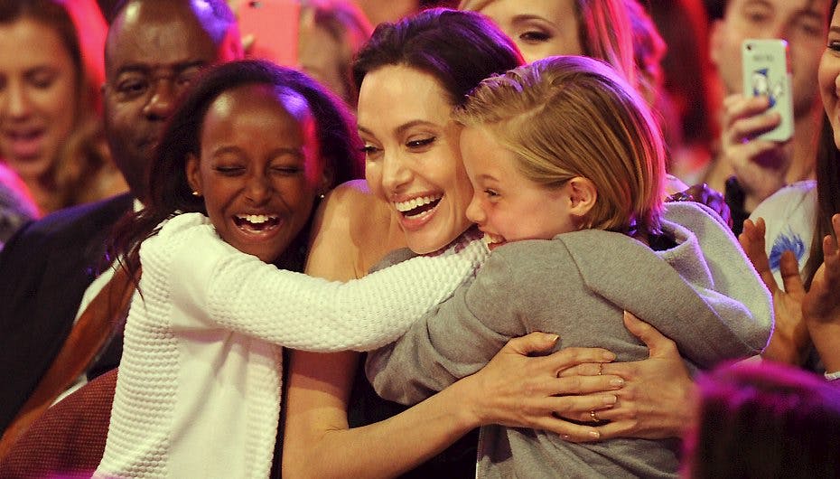Angelina Jolie fik knus af sine døtre Zahara og Shiloh ved prisoverrækkelsen lørdag.