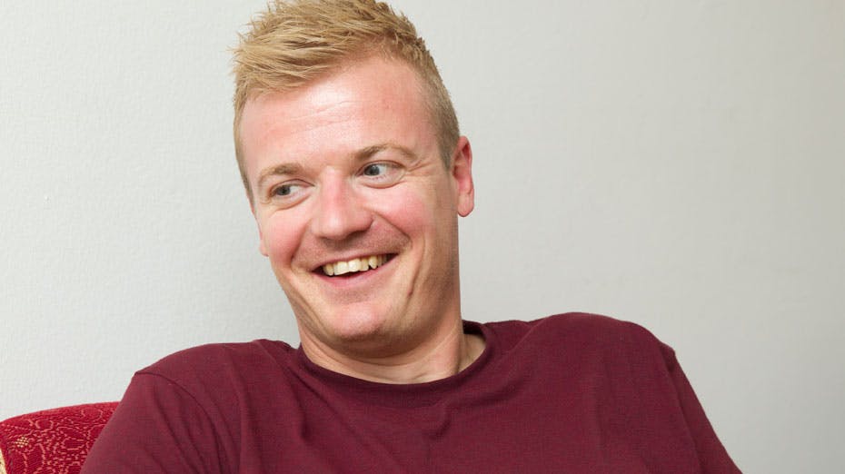 Mon ikke Tobias Dybvad er lykkelig for, at han igen kan vise Knaldperlens største øjeblikke