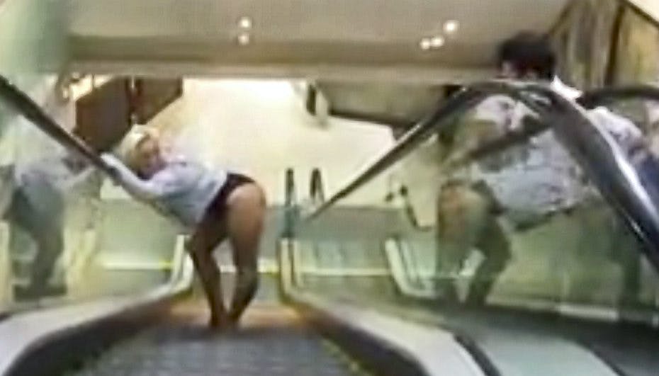 Skønheden tabte et væddemål - og så røg bukserne