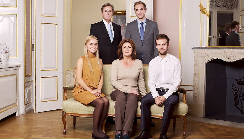 Den kongelige familie i serien ligner ikke helt den, vi kender fra dagens Danmark