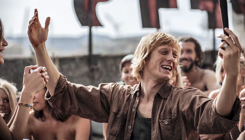 27-årige Joachim Fjelstrup i rollen som rocklegenden Eik Skaløe i filmen "Steppeulven"