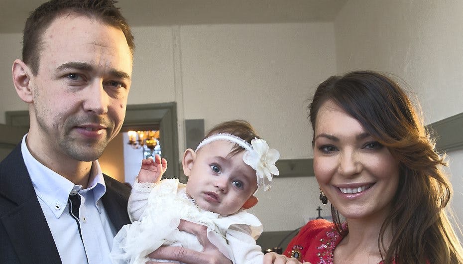 Lykkelige ser de ud, Mascha og kæresten Nicolas Kiesa, men med en baby følger fyldte bleer