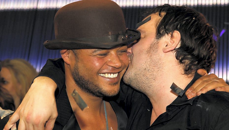 Vennerne Remee og Chief 1 i en kærlig stund, da deres sang vandt Melodi Grand Prix i 2012.