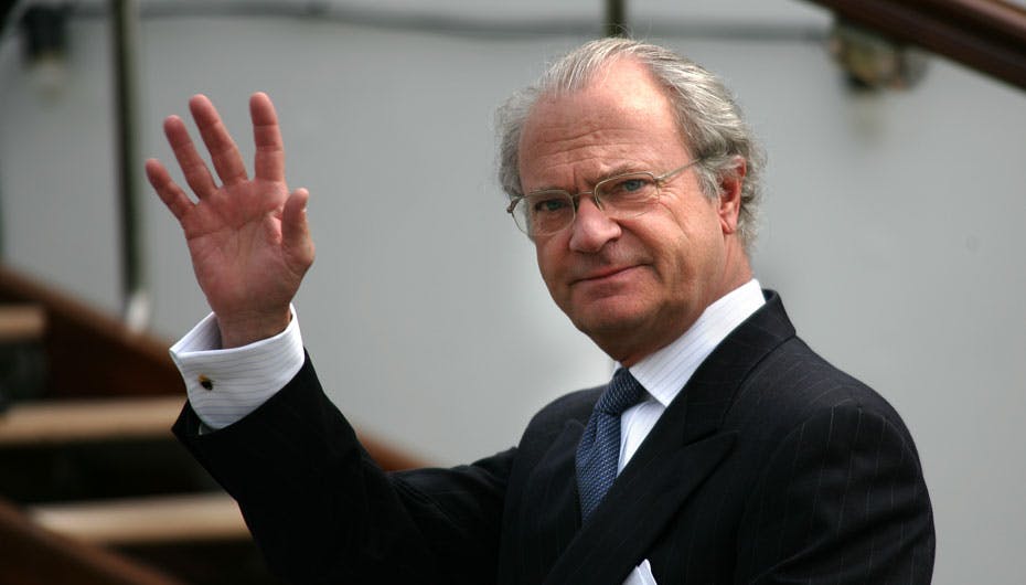 Hej, hej. Er billedet i politiets varetægt ægte, kan kong Carl Gustaf godt vinke farvel til tronen. Han er nemlig allerede styrtdykket i meningsmålingerne