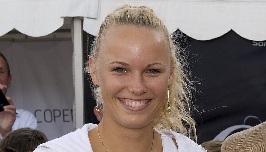 Caroline Wozniacki fik ikke de store klapsalver for sit eget musik-nummer, men hyldes nu på ny cd. Se af hvem længere nede.