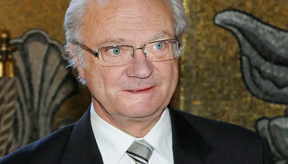 Kong Carl Gustaf kunne ikke holde fingrene fra sin mobil under dagens højtidelighed