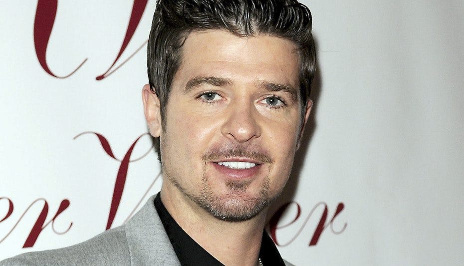 Robin Thicke fortryder, at han gik fra sin kæreste. Nu skal en tåreperser vinde hende tilbage